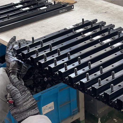 Chunji quality control personnel are conducting installation tests on precision linear guides.