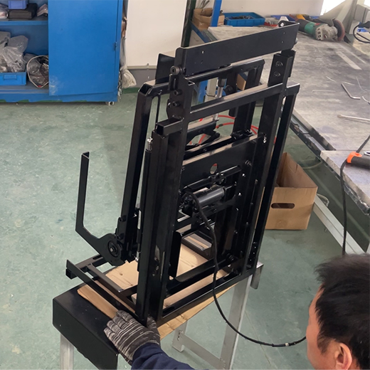 Chunji's quality control personnel are conducting seat testing.