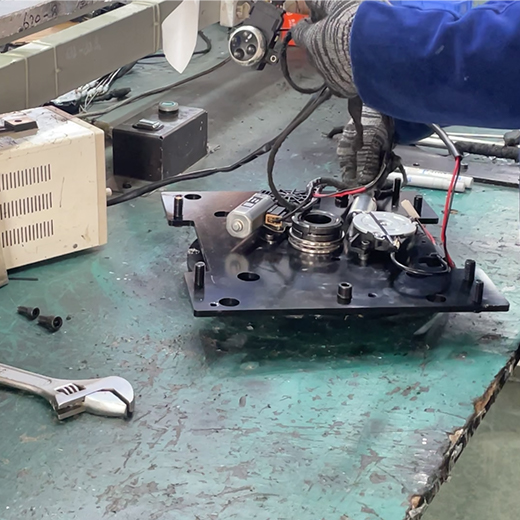 Chunji's technicians are currently performing adjustments on the turntable.